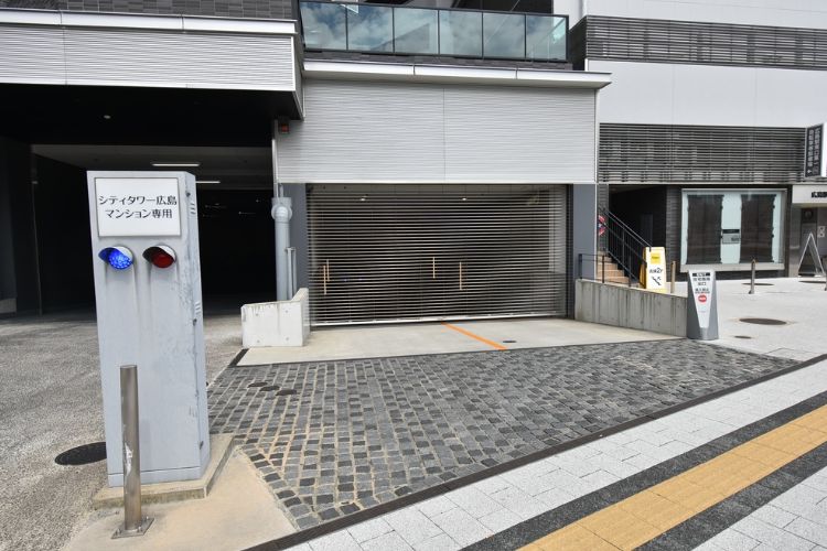 シティタワー広島の電動シャッターゲート